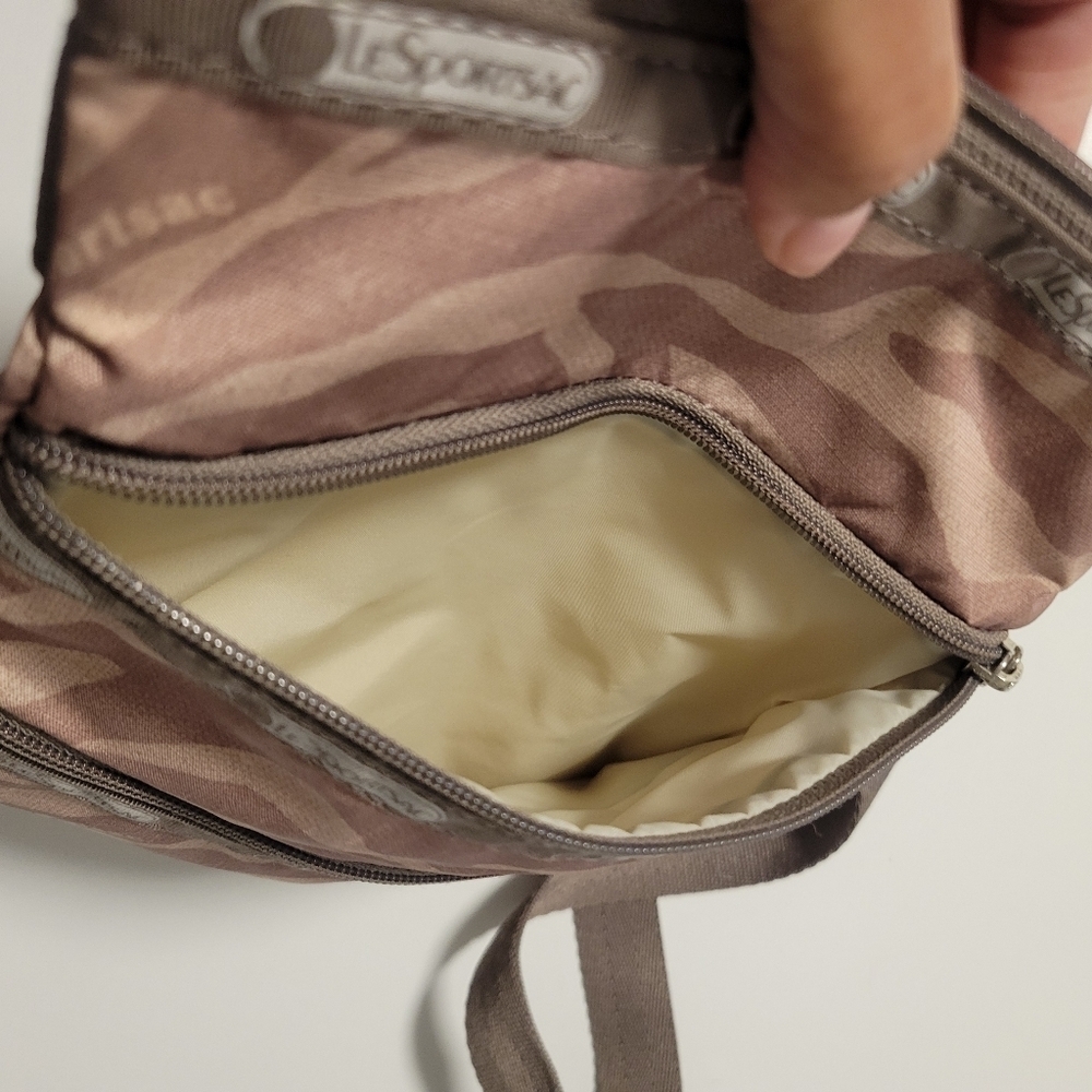 Lesportsac crossbody bag. - Picture 9 of 12